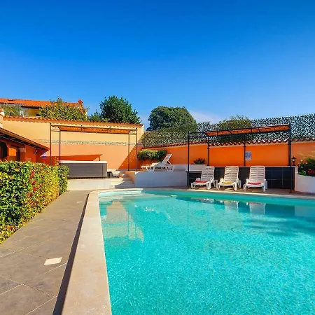 Holiday Muntich Muntić